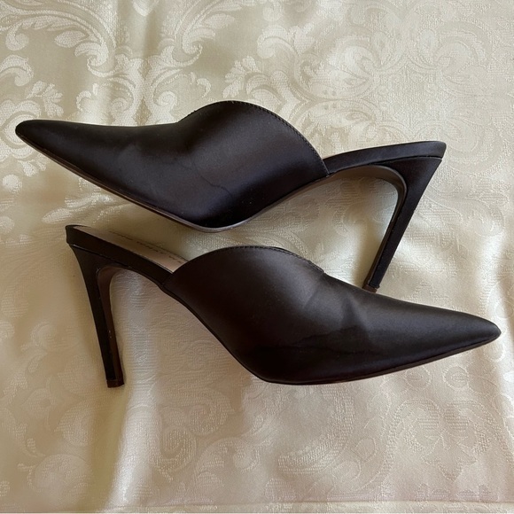 WHO WHAT WEAR Satin V Heels in Graphite - Picture 13 of 15
